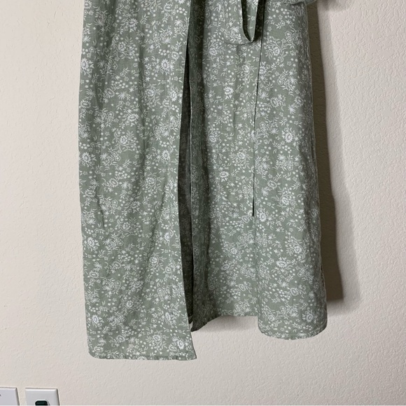 Madewell Madewell Linen-Blend Ruffle-Sleeve Wrap Midi Dress in Piazza Floral - Picture 3 of 10